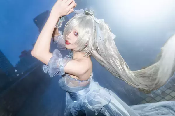 「【コスプレ】雨の中、美スタイルで舞い踊る姿が幻想的！長崎レイヤーの『NIKKE』シンデレラの曲線美が圧巻のオーラを放つ【写真8枚】」の画像
