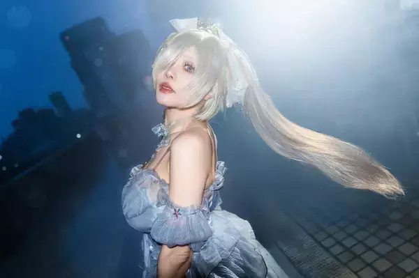 「【コスプレ】雨の中、美スタイルで舞い踊る姿が幻想的！長崎レイヤーの『NIKKE』シンデレラの曲線美が圧巻のオーラを放つ【写真8枚】」の画像