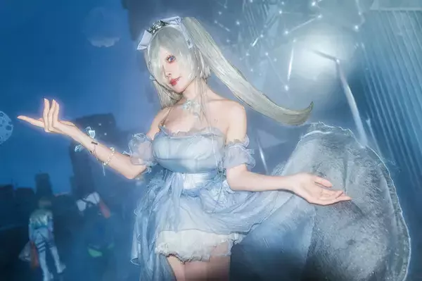 「【コスプレ】雨の中、美スタイルで舞い踊る姿が幻想的！長崎レイヤーの『NIKKE』シンデレラの曲線美が圧巻のオーラを放つ【写真8枚】」の画像