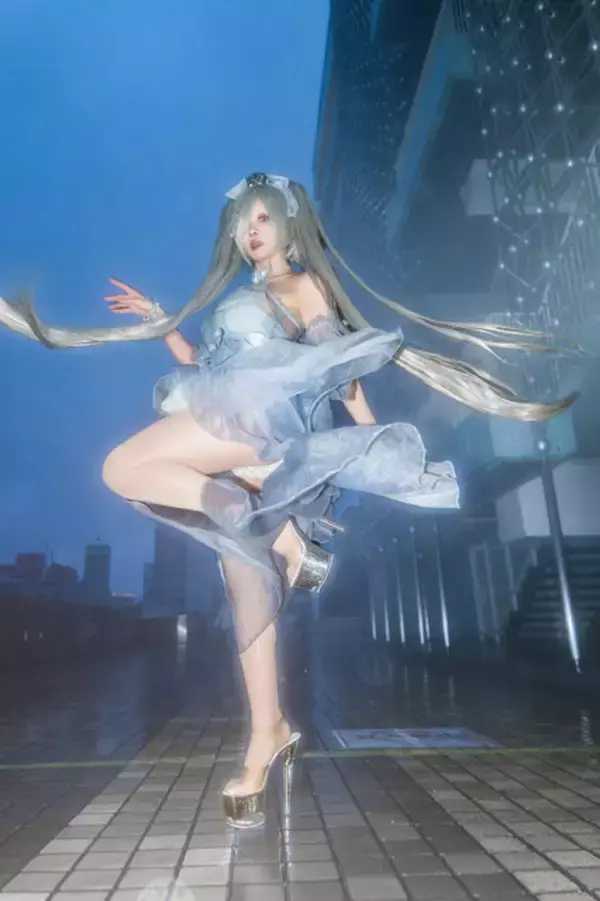 「【コスプレ】雨の中、美スタイルで舞い踊る姿が幻想的！長崎レイヤーの『NIKKE』シンデレラの曲線美が圧巻のオーラを放つ【写真8枚】」の画像