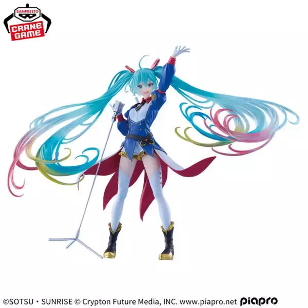 「「ガンダム45周年×初音ミク」描き下ろしイラストがプライズ化！4色グラデーションのツインテールはボリューム満点、金メタリック塗装の豪華衣装」の画像