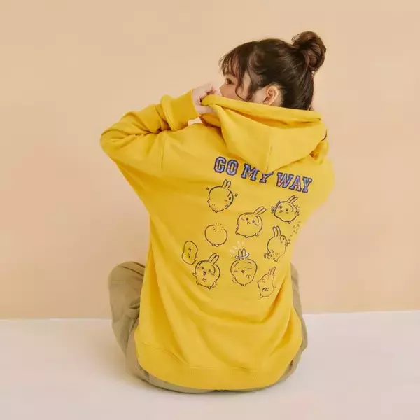 「「ちいかわ」愛が伝わる長袖Ｔシャツは全4柄！うさぎのゆるいパーカーなど、新商品が本日1月16日ちいかわマーケットにて発売」の画像
