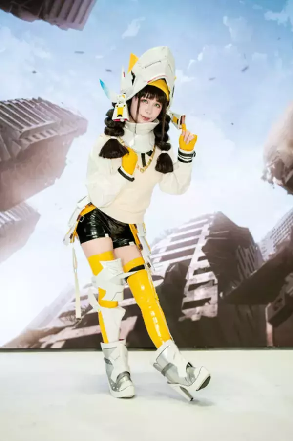 「【コスプレ】スラリと伸びたニーハイ×美脚が可愛いポーズにピッタリ！『NIKKE』チャイムが実写版クオリティーだった【写真7枚】」の画像