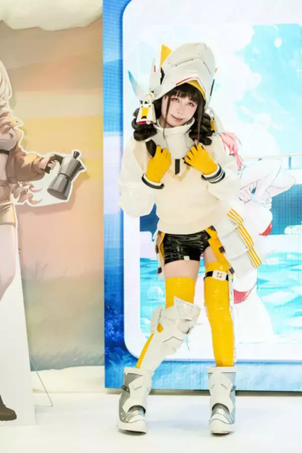 「【コスプレ】スラリと伸びたニーハイ×美脚が可愛いポーズにピッタリ！『NIKKE』チャイムが実写版クオリティーだった【写真7枚】」の画像