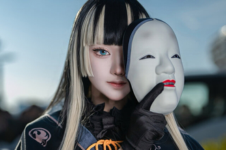 【コスプレ】「ホロライブ」らでんが能面片手に決めポーズ！細いウエストで際立つ衣装シルエットの美しさにも注目【写真10枚】