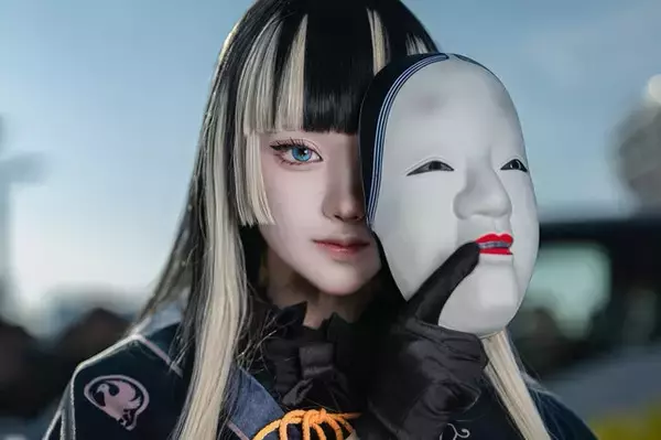 【コスプレ】「ホロライブ」らでんが能面片手に決めポーズ！細いウエストで際立つ衣装シルエットの美しさにも注目【写真10枚】