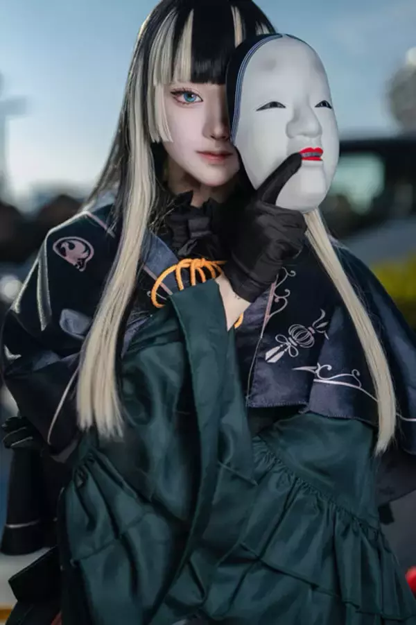 「【コスプレ】「ホロライブ」らでんが能面片手に決めポーズ！細いウエストで際立つ衣装シルエットの美しさにも注目【写真10枚】」の画像