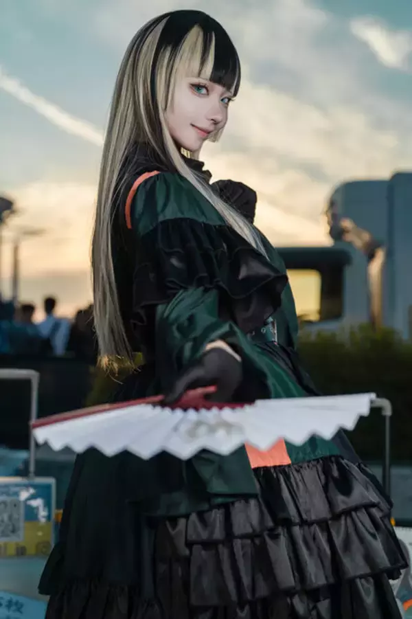 「【コスプレ】「ホロライブ」らでんが能面片手に決めポーズ！細いウエストで際立つ衣装シルエットの美しさにも注目【写真10枚】」の画像