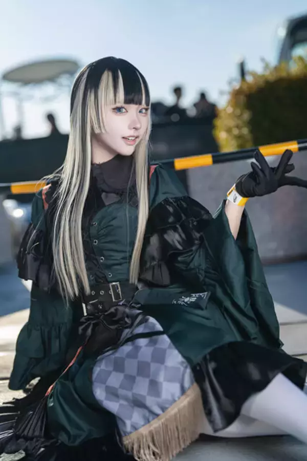 「【コスプレ】「ホロライブ」らでんが能面片手に決めポーズ！細いウエストで際立つ衣装シルエットの美しさにも注目【写真10枚】」の画像