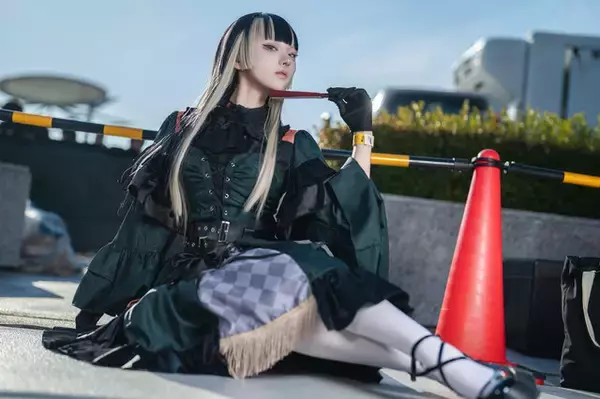 「【コスプレ】「ホロライブ」らでんが能面片手に決めポーズ！細いウエストで際立つ衣装シルエットの美しさにも注目【写真10枚】」の画像