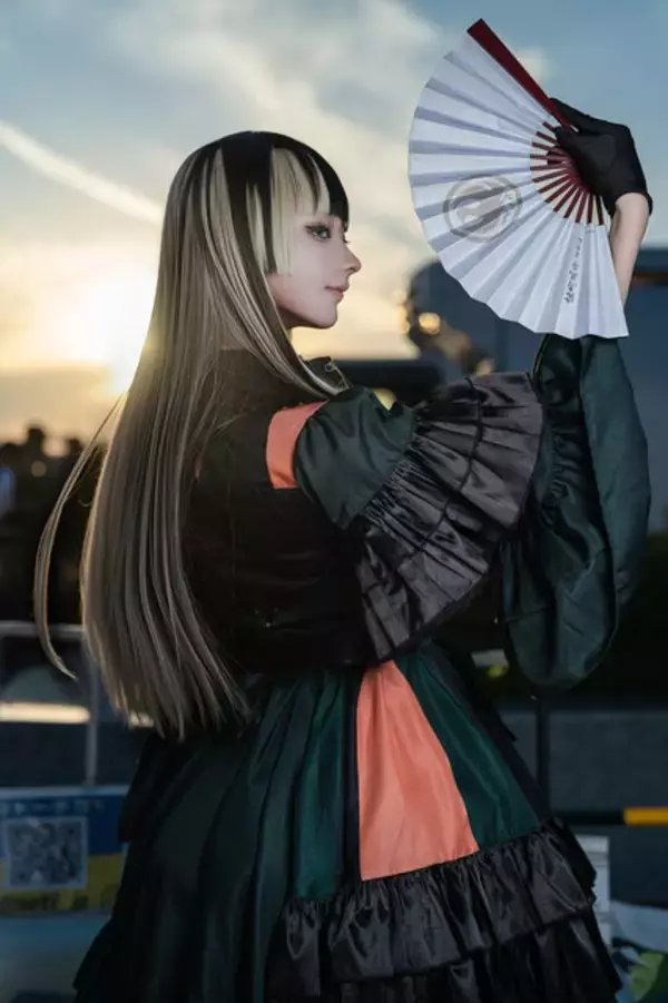 「【コスプレ】「ホロライブ」らでんが能面片手に決めポーズ！細いウエストで際立つ衣装シルエットの美しさにも注目【写真10枚】」の画像