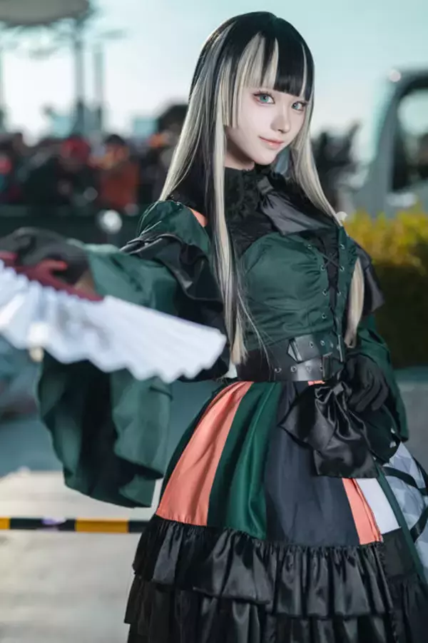 「【コスプレ】「ホロライブ」らでんが能面片手に決めポーズ！細いウエストで際立つ衣装シルエットの美しさにも注目【写真10枚】」の画像