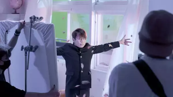 「西川貴教さんが“へそ出し巫女姿”でワイヤーアクション！『東方』新作CMで「西川霊夢」に変身」の画像