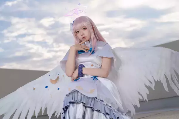 「【コスプレ】夕空に翼を広げる『ブルアカ』聖園ミカが美しい！人気レイヤー・鯱津つる【写真8枚】」の画像