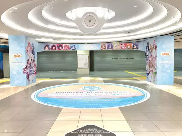 「「ホロライブ」東京駅でポップアップショップ開催！参加タレント11名の特別描き下ろしイラスト等身大パネルも」の画像