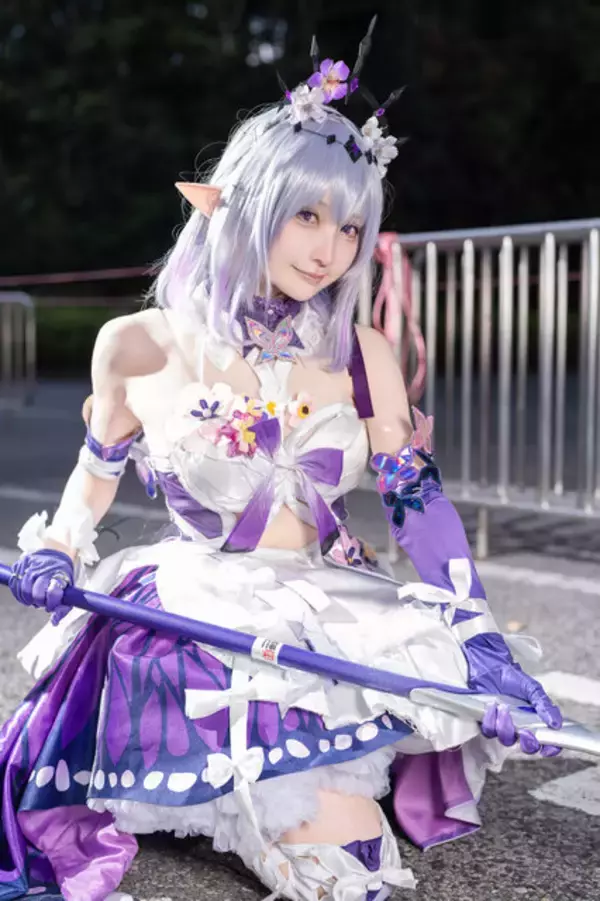 「【コスプレ】再現度が高い！大鎌を構えミステリアスな微笑みを浮かべる『崩スタ』キャストリスの美女レイヤー【写真11枚】」の画像