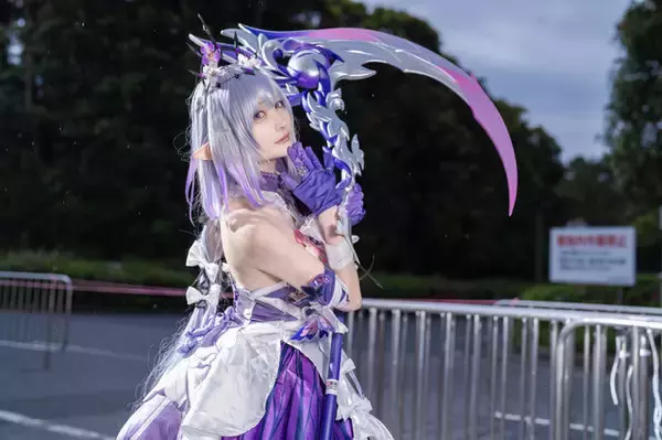 「【コスプレ】再現度が高い！大鎌を構えミステリアスな微笑みを浮かべる『崩スタ』キャストリスの美女レイヤー【写真11枚】」の画像