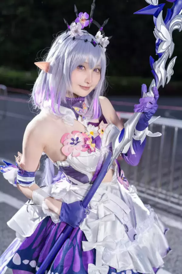 「【コスプレ】再現度が高い！大鎌を構えミステリアスな微笑みを浮かべる『崩スタ』キャストリスの美女レイヤー【写真11枚】」の画像