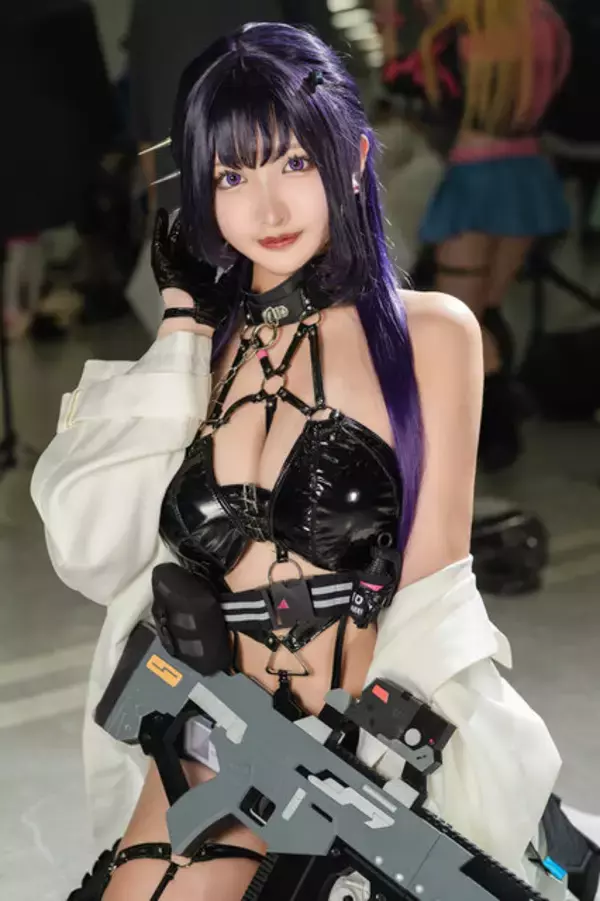 「【コスプレ】挑発的なボンデージファッションがダークな魅力を引き立てる！スタイル抜群の『NIKKE』ミハラに熱視線【写真8枚】」の画像