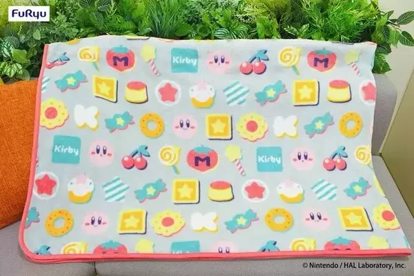 「カービィと一緒におうちでゴロゴロ…大きな毛布と約40cmのぬいぐるみがプライズに登場」の画像