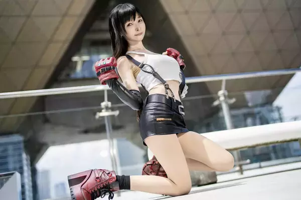 「【コスプレ】『FF7』ティファの美脚が素晴らしい！スレンダーボディから繰り出されるS字カーブの曲線美に見惚れてしまう【写真8枚】」の画像