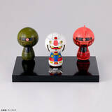 「ガンダムやシャア専用ザクたちが可愛いこけしに！プレバン限定3体セットには専用の台座が付属」の画像1