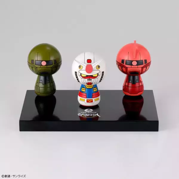 ガンダムやシャア専用ザクたちが可愛いこけしに！プレバン限定3体セットには専用の台座が付属