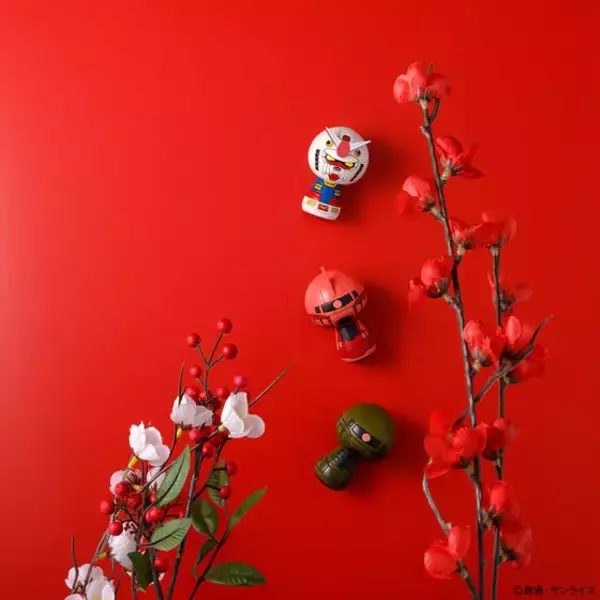 「ガンダムやシャア専用ザクたちが可愛いこけしに！プレバン限定3体セットには専用の台座が付属」の画像