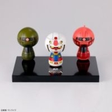 ガンダムやシャア専用ザクたちが可愛いこけしに！プレバン限定3体セットには専用の台座が付属