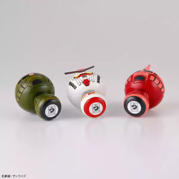 「ガンダムやシャア専用ザクたちが可愛いこけしに！プレバン限定3体セットには専用の台座が付属」の画像