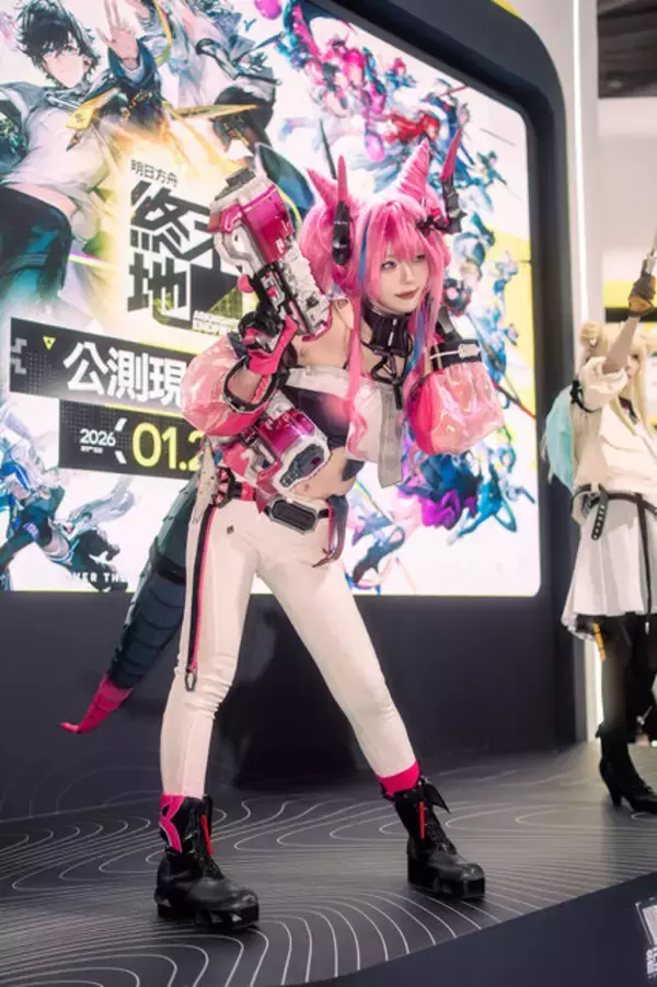 「【コスプレ】重厚感ある衣装・造形でスタイルの良さが際立ちまくり！『アークナイツ：エンドフィールド』台湾美女レイヤーが躍動する【写真27枚】」の画像