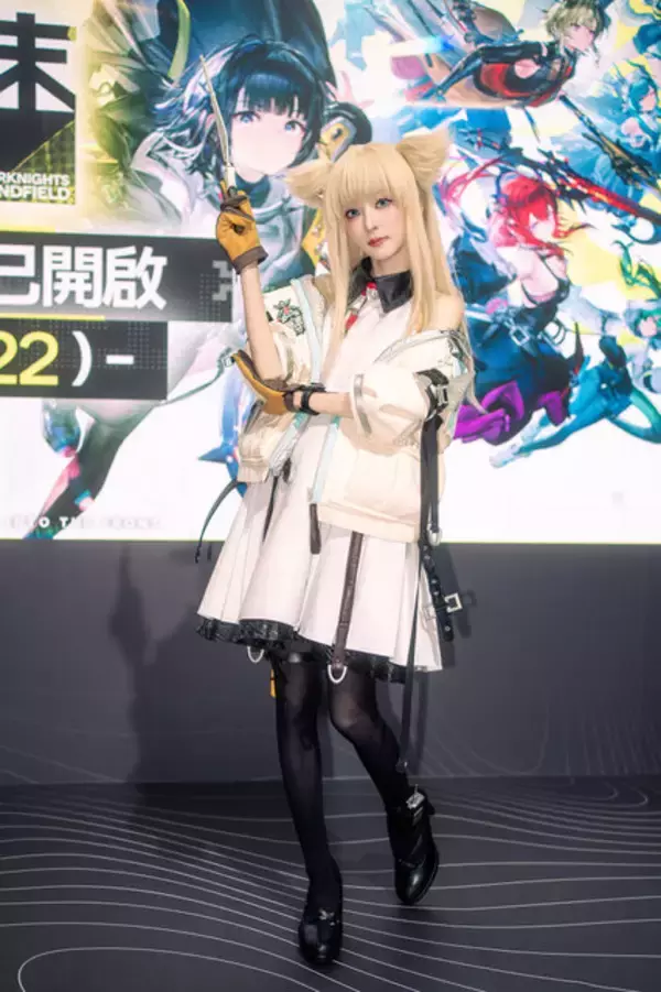「【コスプレ】重厚感ある衣装・造形でスタイルの良さが際立ちまくり！『アークナイツ：エンドフィールド』台湾美女レイヤーが躍動する【写真27枚】」の画像