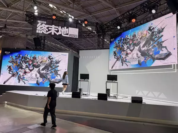 「【コスプレ】重厚感ある衣装・造形でスタイルの良さが際立ちまくり！『アークナイツ：エンドフィールド』台湾美女レイヤーが躍動する【写真27枚】」の画像