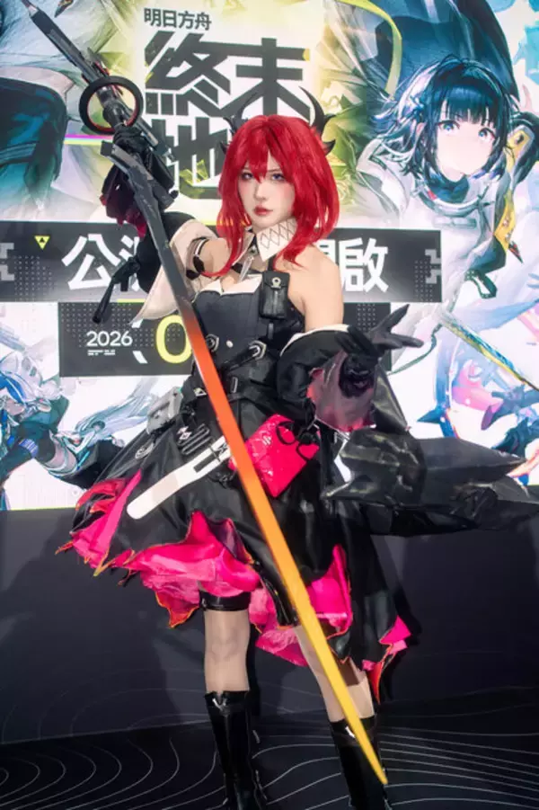 「【コスプレ】重厚感ある衣装・造形でスタイルの良さが際立ちまくり！『アークナイツ：エンドフィールド』台湾美女レイヤーが躍動する【写真27枚】」の画像
