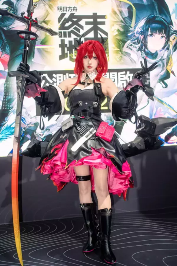 「【コスプレ】重厚感ある衣装・造形でスタイルの良さが際立ちまくり！『アークナイツ：エンドフィールド』台湾美女レイヤーが躍動する【写真27枚】」の画像