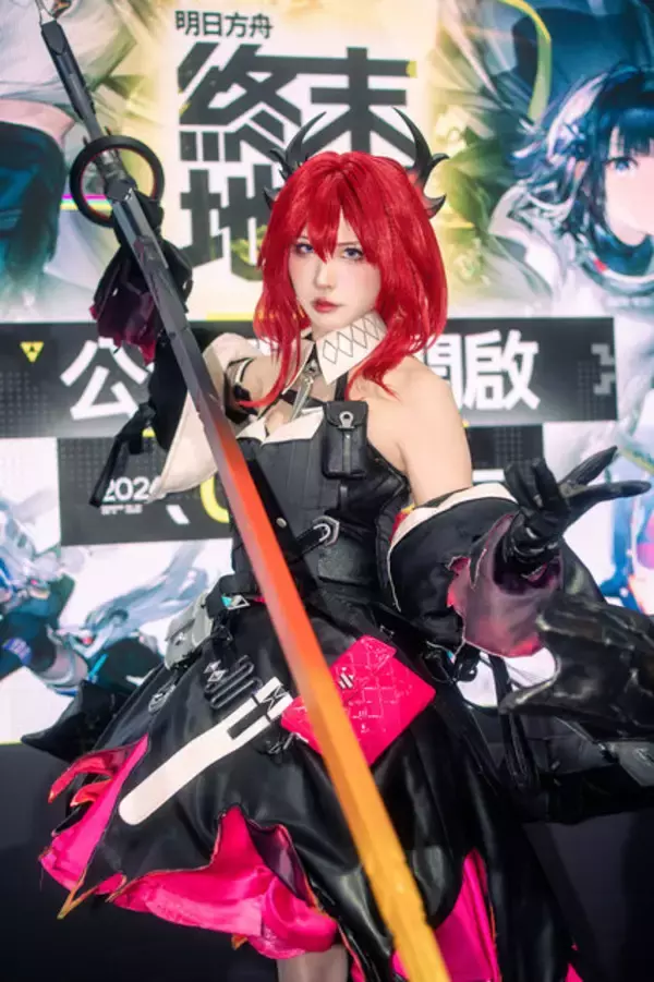 「【コスプレ】重厚感ある衣装・造形でスタイルの良さが際立ちまくり！『アークナイツ：エンドフィールド』台湾美女レイヤーが躍動する【写真27枚】」の画像