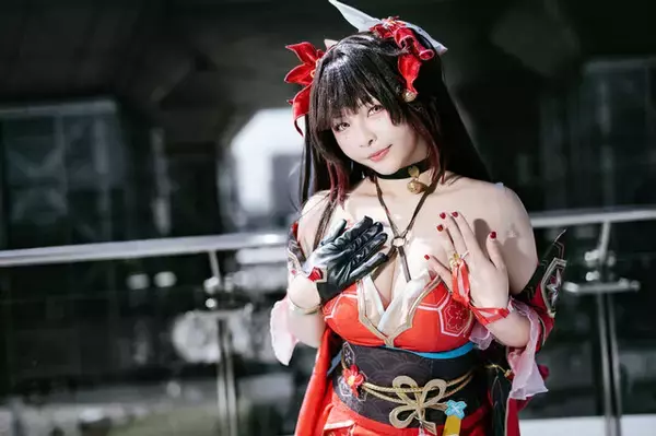 「【コスプレ】『崩スタ』花火が妖艶な美脚で舞い踊る！迫力のあるポージングで魅せる太ももの脚線美が素晴らしすぎた【写真6枚】」の画像