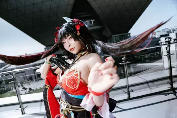 「【コスプレ】『崩スタ』花火が妖艶な美脚で舞い踊る！迫力のあるポージングで魅せる太ももの脚線美が素晴らしすぎた【写真6枚】」の画像