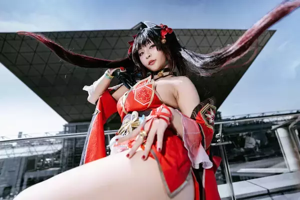「【コスプレ】『崩スタ』花火が妖艶な美脚で舞い踊る！迫力のあるポージングで魅せる太ももの脚線美が素晴らしすぎた【写真6枚】」の画像
