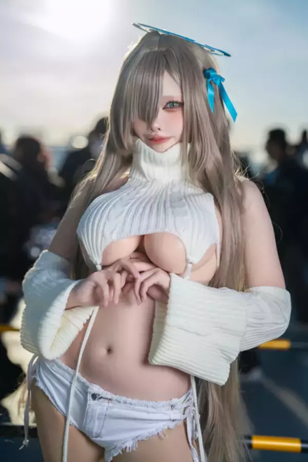 「【コスプレ】攻めのニット姿の破壊力は無限大！美女レイヤーの『ブルアカ』アスナが透明感のある笑顔で先生を魅了【写真10枚】」の画像