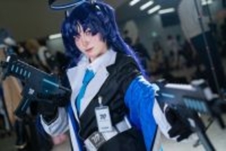 【コスプレ】ミニスカから伸びるチャームポイントの太ももの魅せ方が完璧！『ブルアカ』ユウカの颯爽と銃を構える姿がかっこいい【写真8枚】
