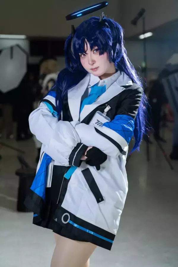 「【コスプレ】ミニスカから伸びるチャームポイントの太ももの魅せ方が完璧！『ブルアカ』ユウカの颯爽と銃を構える姿がかっこいい【写真8枚】」の画像