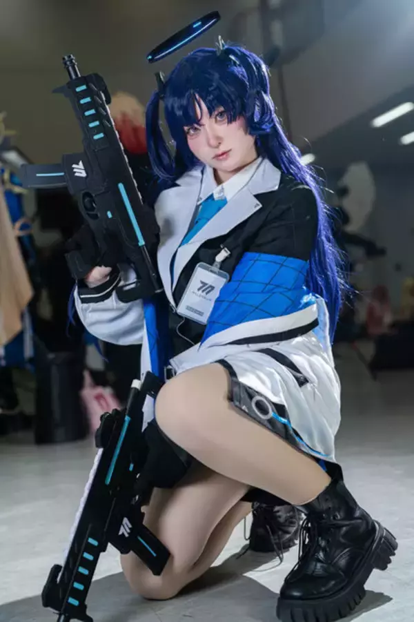 「【コスプレ】ミニスカから伸びるチャームポイントの太ももの魅せ方が完璧！『ブルアカ』ユウカの颯爽と銃を構える姿がかっこいい【写真8枚】」の画像