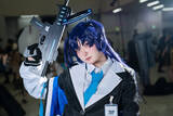 「【コスプレ】ミニスカから伸びるチャームポイントの太ももの魅せ方が完璧！『ブルアカ』ユウカの颯爽と銃を構える姿がかっこいい【写真8枚】」の画像5