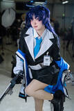「【コスプレ】ミニスカから伸びるチャームポイントの太ももの魅せ方が完璧！『ブルアカ』ユウカの颯爽と銃を構える姿がかっこいい【写真8枚】」の画像6