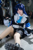 「【コスプレ】ミニスカから伸びるチャームポイントの太ももの魅せ方が完璧！『ブルアカ』ユウカの颯爽と銃を構える姿がかっこいい【写真8枚】」の画像8