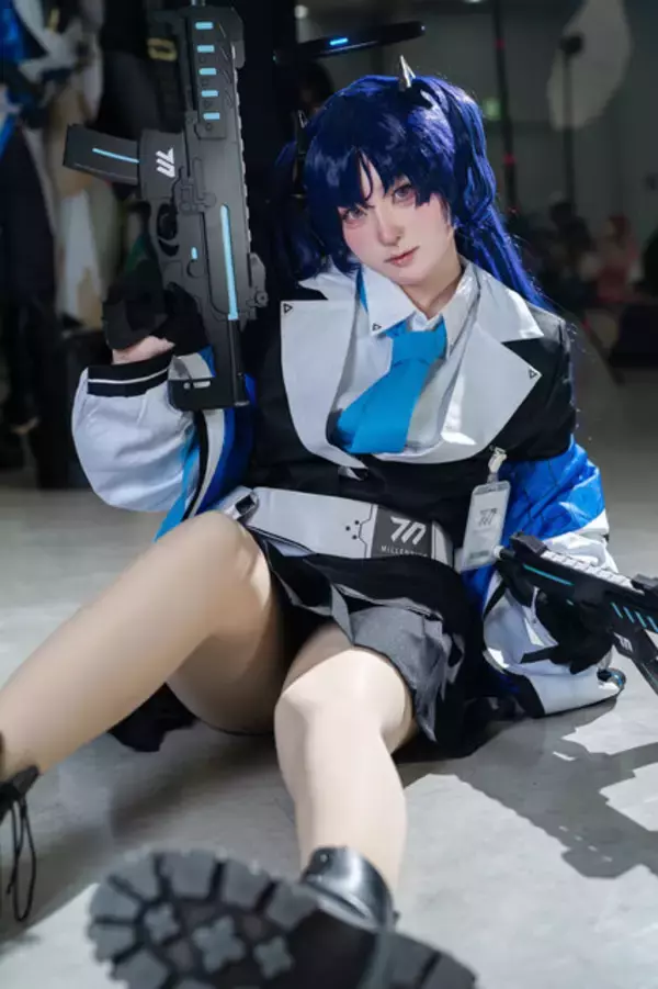 「【コスプレ】ミニスカから伸びるチャームポイントの太ももの魅せ方が完璧！『ブルアカ』ユウカの颯爽と銃を構える姿がかっこいい【写真8枚】」の画像