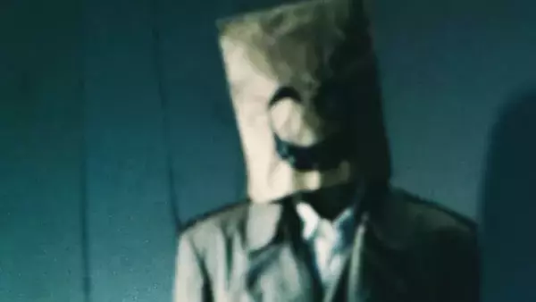 「任天堂の新作ホラーか？ひたすら不気味な『笑み男』なる映像を突如公開―トレンチコートに紙袋を被った男がこちらを見つめる…」の画像