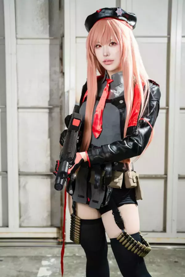 「【コスプレ】くびれたウエストからの美尻×美脚がかっこいい！『NIKKE』ラピの美女レイヤーが大胆なポージングで魅せる【写真10枚】」の画像