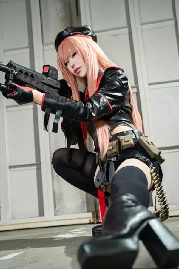 「【コスプレ】くびれたウエストからの美尻×美脚がかっこいい！『NIKKE』ラピの美女レイヤーが大胆なポージングで魅せる【写真10枚】」の画像